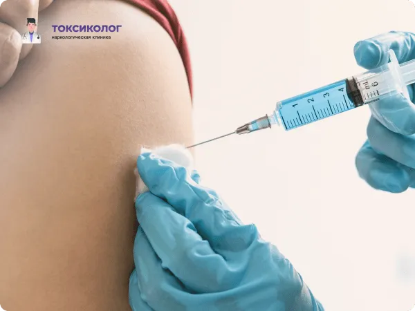 Процесс подготовки к уколу в плечо в клинике — внутримышечное введение препарата Тетлонг-250 для кодирования.