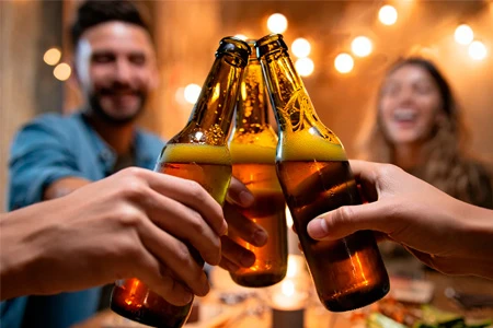Выпивающая пиво компания